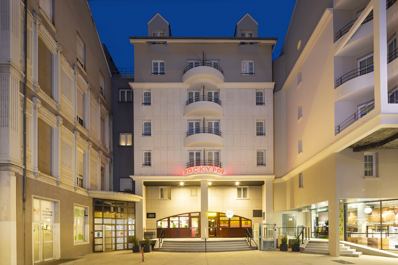 L'extérieur de l'hôtel RockyPop
