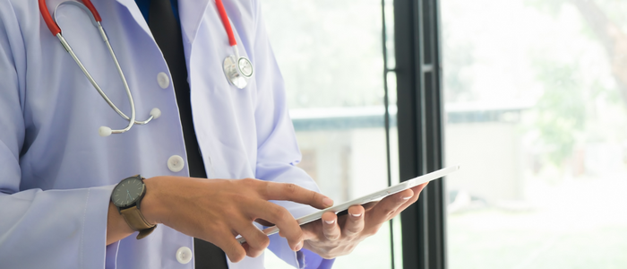 Un personnel de médecine avec une tablette 