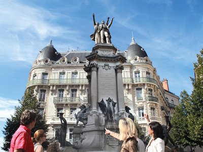 Personnes autours de la fontaine de la place Notre Dame Grenoble