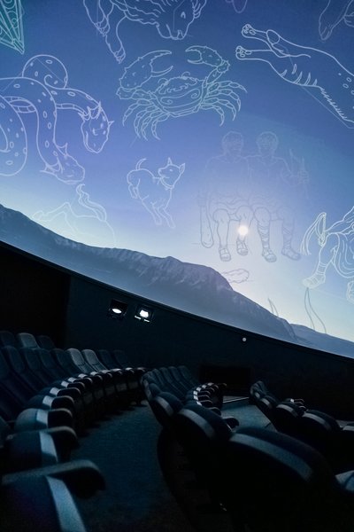 Deux images : l'espace bar et l'espace karaoke avec des personnes qui chantent. 