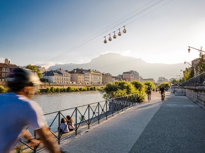 Grenoble quais de l'Isère et téléphérique © Pierre Jayet Grenoble quais de l'Isère et téléphérique